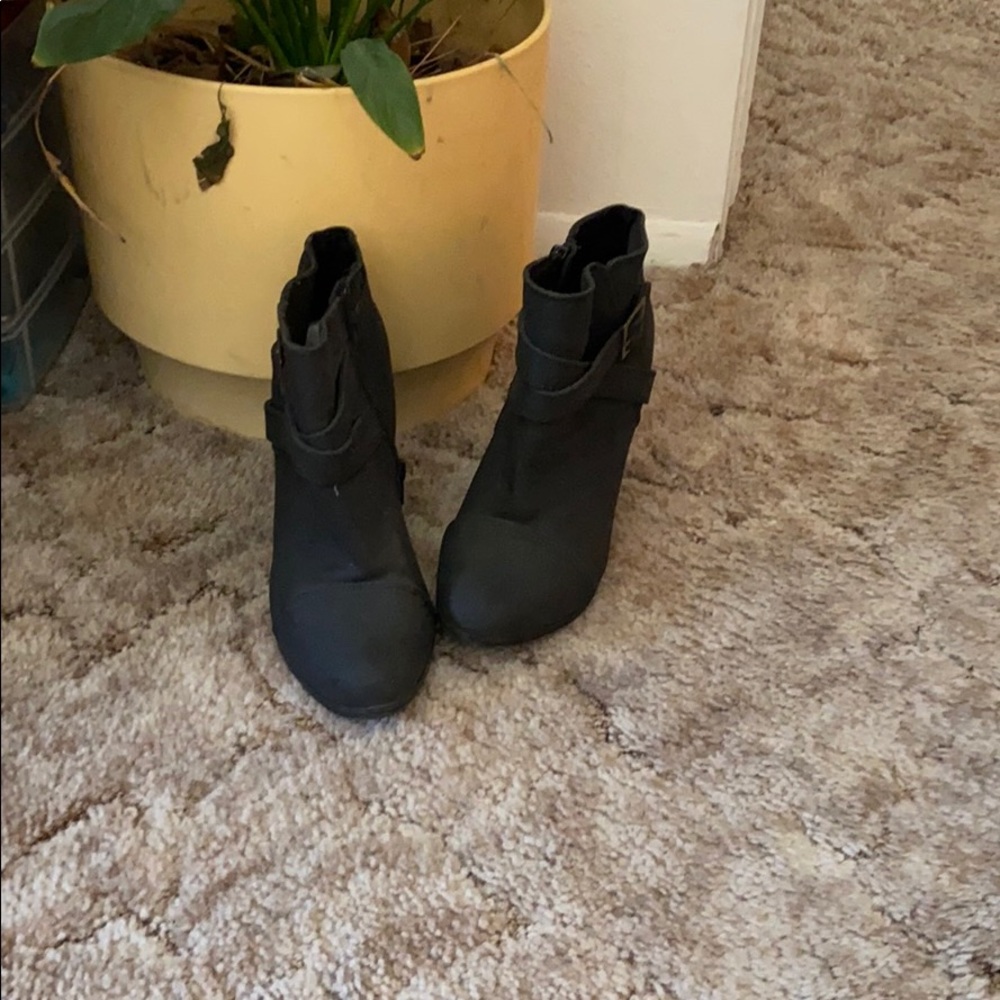 Black heeled boots